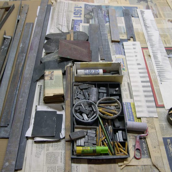 בסטודיו - שולחן העבודה על נייר